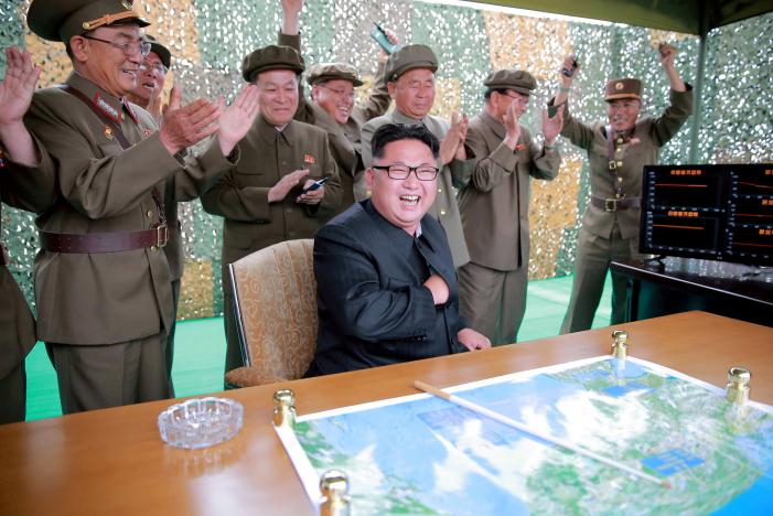 Nhà lãnh đạo Triều Tiên Kim Jong Un (giữa) và cấp dưới thân tín giám sát một vụ phóng tên lửa - Ảnh: KCNA/Reuters.<br>