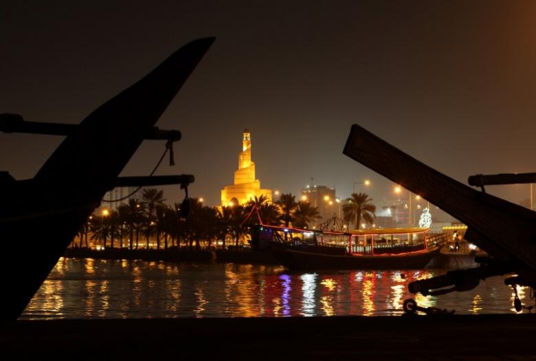Một nhà thờ Hồi giáo nhìn từ bờ biển ở thủ đô Doha của Qatar hôm 15/6/2017 - Ảnh: Reuters.<br>