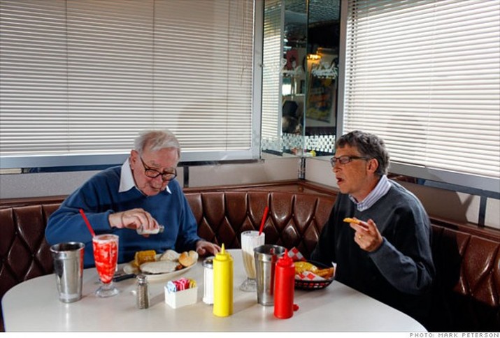 Tỷ phú Bill Gates (phải) và người bạn thân, tỷ phú Warren Buffett, trong một lần cùng nhau dùng bữa.<br>
