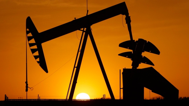 Bất chấp các nước OPEC tuân thủ hạn ngạch sản lượng nghiêm chỉnh chưa 
từng thấy, các kho chứa dầu của thế giới vẫn chưa cho thấy dấu hiệu vơi 
bớt.
