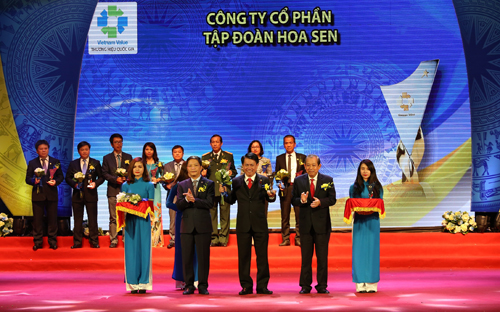 Phó thủ tướng Trương Hòa Bình và Bộ trưởng ​Bộ Công Thương Trần Tuấn Anh trao chứng nhận 6Pg88.con độc quyền mỗi ngày có sản phẩm đạt Thương hiệu Quốc gia 2016 cho ông Vũ Văn Thanh - Phó tổng giám đốc Tập đoàn Hoa Sen.
