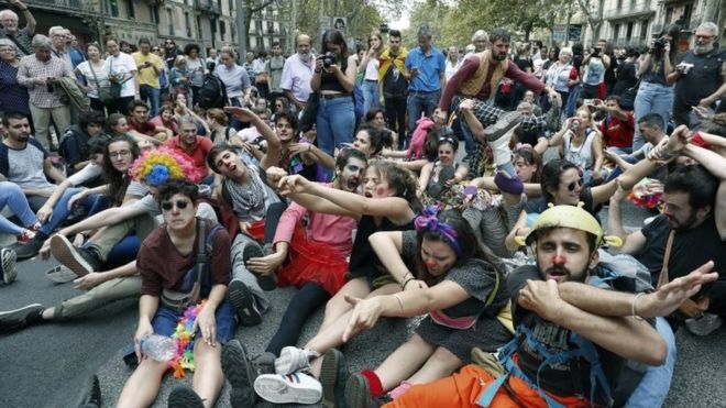 Các cuộc biểu tình đòi độc lập vẫn diễn ra ở Catalonia sau trưng cầu dân ý - Ảnh: EPA/BBC.<br>