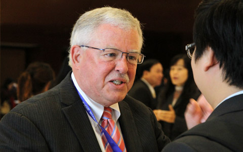 GS. Carl Thayer hiện Pg88hi Thể Thao, Bóng Đá, Casino, Nổ Hũ, Xổ Số tại Học viện Quốc phòng Australia, thuộc Đại học New South Wales.