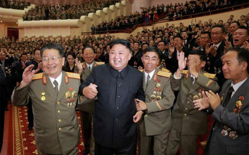 Nhà lãnh đạo Triều Tiên Kim Jong Un và các sỹ quan, tướng lĩnh quân đội nước này trong một sự kiện ở Bình Nhưỡng hôm 10/9 - Ảnh: KCNA/Reuters.<br>