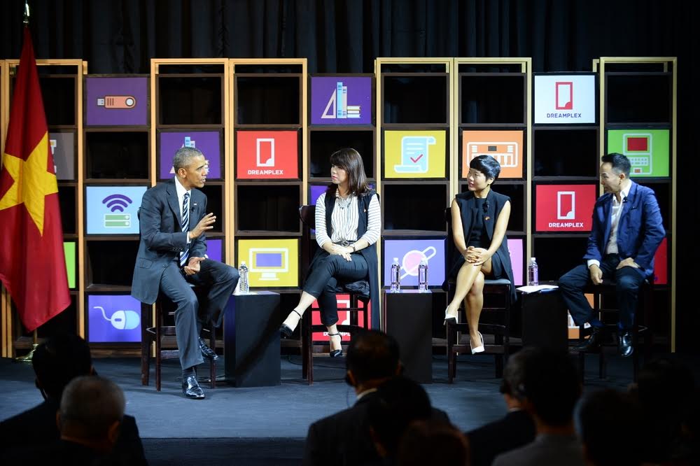 Ba nhân vật tham gia đối thoại với ông Obama là Lê Hoàng Uyên Vy (Giám đốc điều hành Adayroi.com, thuộc tập đoàn Vingroup), Đỗ Thị Thúy Hằng (Phó giám đốc phụ trách PG88 hơn 2,1 triệu thành viên PG88 Uy Tín Số 1 Việt Nam và Quan hệ đối ngoại tại Seedcom) và Khoa Phạm (Giám đốc Pháp lý và Quan hệ đối ngoại cho lãnh đạo cấp cao Microsoft Việt Nam).