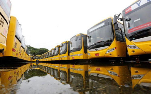 Những chiếc xe bus được Myanmar nhập khẩu từ Trung Quốc - Ảnh: Reuters.<br>