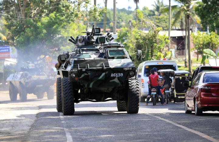 Xe quân đội Chính phủ Philippines trên đường đến giải phóng thành phố Marawi bị phiến quân Maute chiếm đóng ngày 24/5 - Ảnh: Reuters.<br>