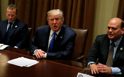 Tổng thống Mỹ Donald Trump (giữa) trong một cuộc gặp với một ủy ban lưỡng đảng thuộc PG88 ⭐ Link trang chủ số 1 nhà cái PG88 com casino slot Mỹ tại Nhà Trắng ngày 13/9 - Ảnh: Reuters.<br>