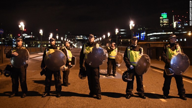 Cảnh sát có mặt trên cầu London sau vụ khủng bố mới đây - Ảnh: Getty/CNN.<br>
