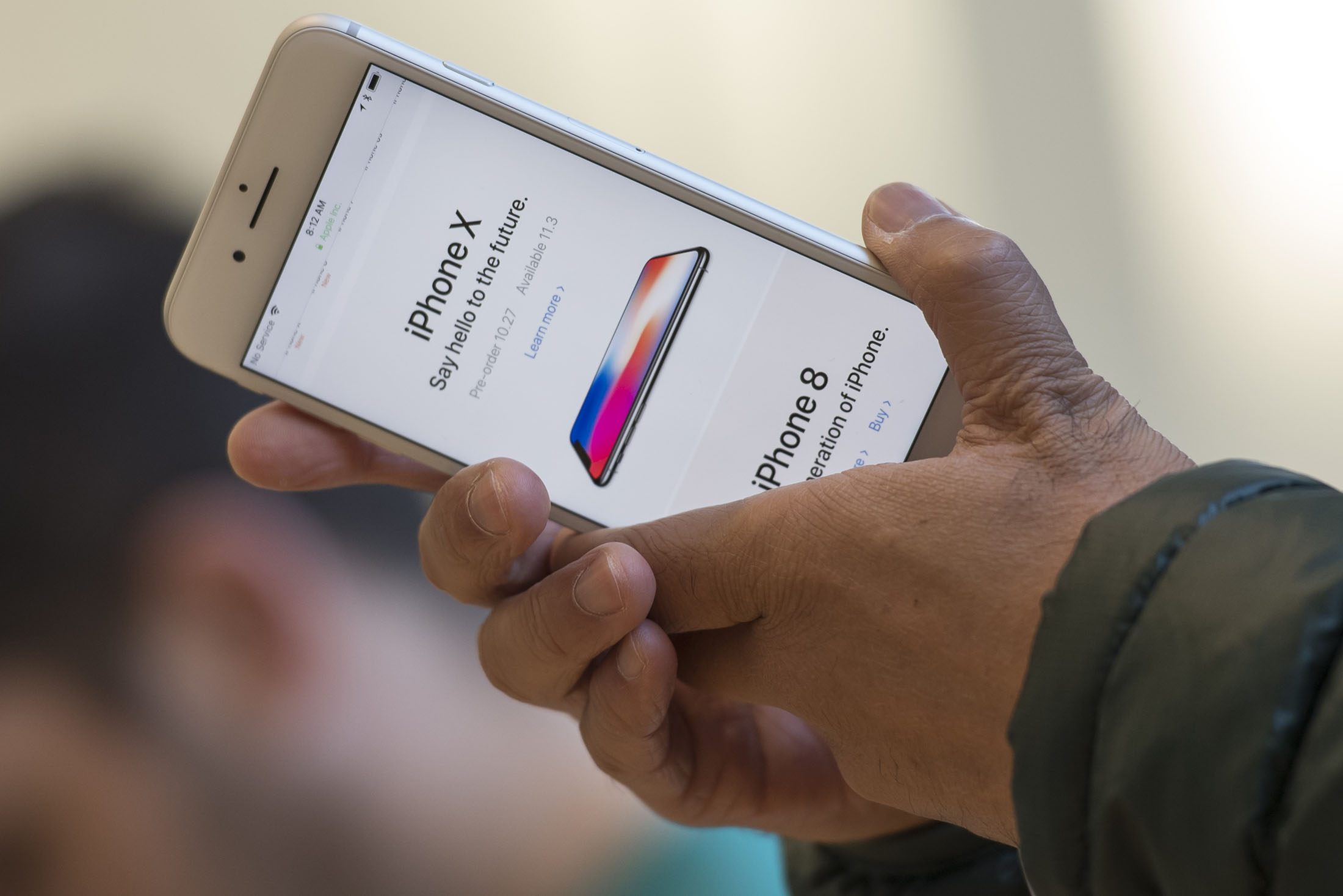 iPhone 8 được cho là nhận được sự phản hồi kém tích cực từ thị trường - Ảnh: Bloomberg.<br>