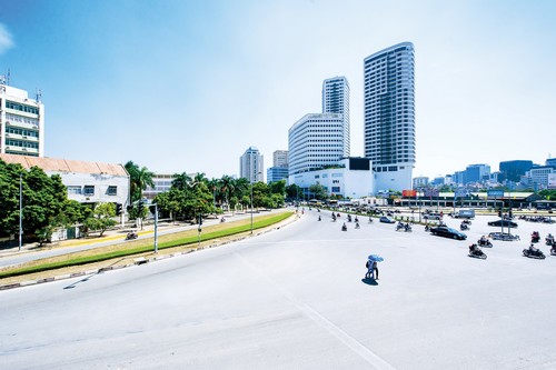 Toạ lạc tại 241 Xuân Thuỷ, Cầu Giấy với vị trí đắc địa tại của ngõ phía 
Tây Hà Nội, trên các giao lộ chính với các đường Phạm Văn Đồng và Phạm 
Hùng, Indochina Plaza Hanoi đóng vai trò là công trình đa năng sang 
trọng đẳng cấp nhất của thành phố.