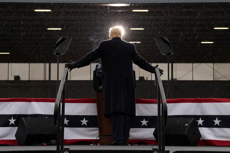 Ông Trump phát biểu trước người ủng hộ trong sự kiện vận động tranh cử tại Sân bay Quốc tế Capital Region, Lansing, bang Michigan.