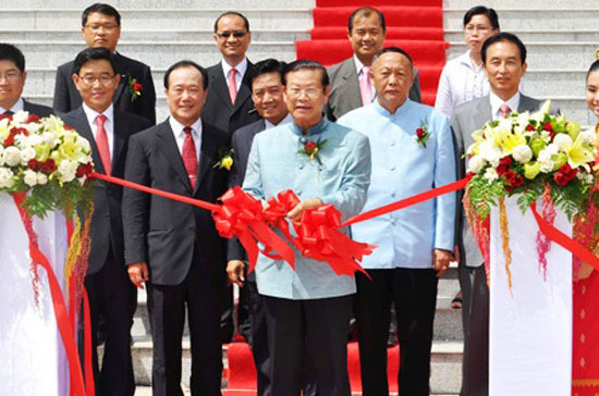 Phó Thủ tướng Lào Somsavat Lengsavad cắt băng khánh thành sàn giao dịch 6Pg88.com nhà cái tại Vientiane hôm 10/10/2010. - Ảnh: Korea Exchange.