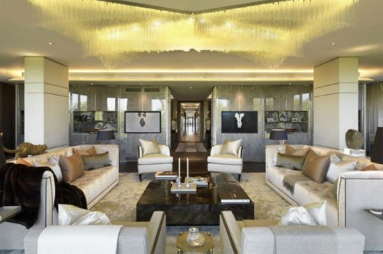Với giá căn hộ lên tới 105 triệu USD mỗi căn, không có gì là khó hiểu khi cư dân của One Hyde Park đều là những người thuộc tầng lớp siêu giàu.