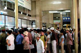 Việc bán vé tàu Tết qua tin nhắn được kỳ vọng sẽ chấm dứt tình trạng hành khách phải xếp hàng chờ mua vé như mọi năm.