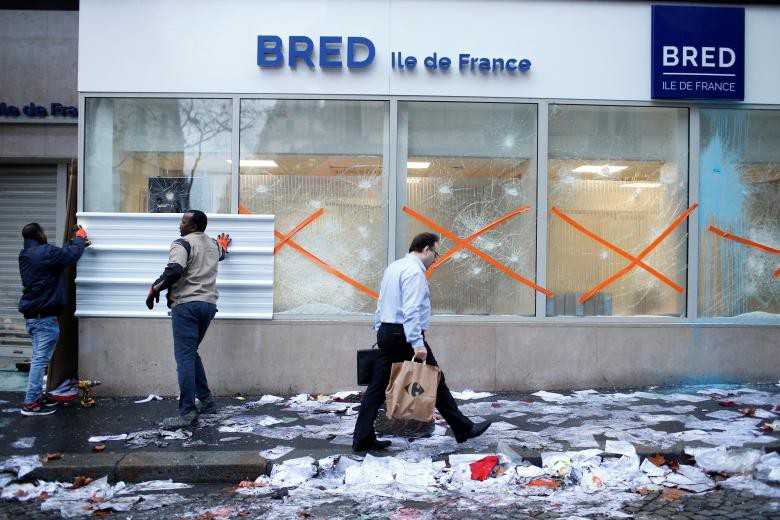 Paris tính ban bố tình trạng khẩn cấp sau cuộc bạo loạn cuối tuần - Ảnh 11.