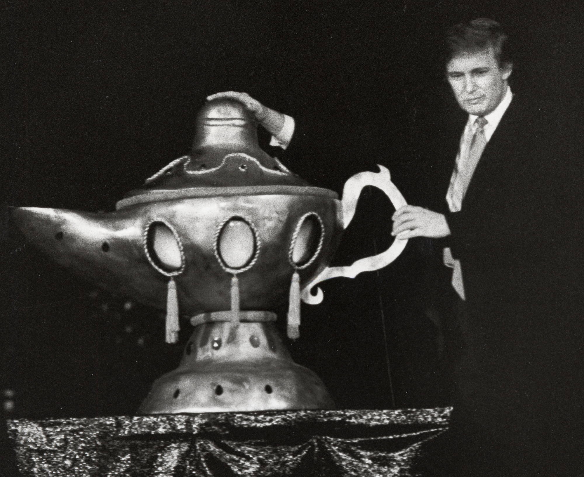 Ông Trump tại lễ khai trương sòng bạc Taj Mahal ở thành phố Atlantic, New Jersey ngày 5/4/1990 - Ảnh: Getty Images.