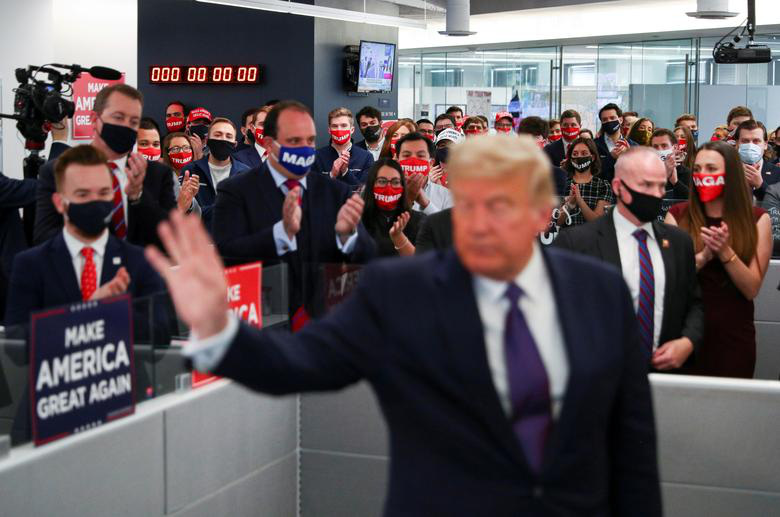 Ứng viên Donald Trump vẫy tay chào người ủng hộ khi có mặt ở bang Virginia - Ảnh: Reuters.