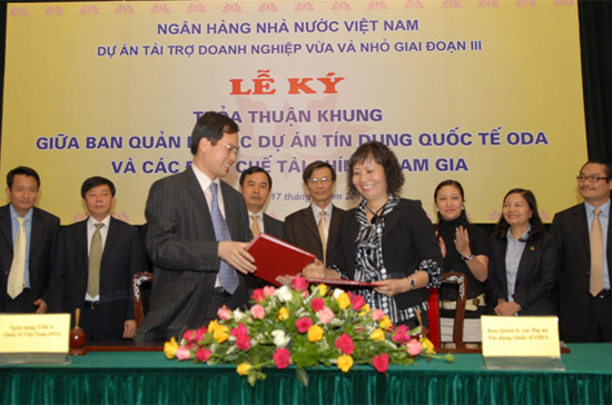 Ông Ân Thanh Sơn - Tổng giám đốc VIB và bà Vũ Phương Liên - Trưởng ban quản lý các Link Trang Chủ PG88.Com Mới #2026 tín dụng quốc tế (Pg88 com chính chủ Nhà nước) ký Hợp đồng thỏa thuận.