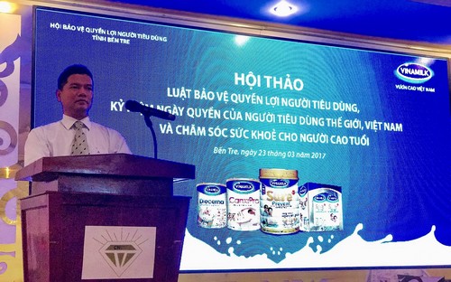 Ông Trần Hữu Định - Giám đốc PG88 Uy Tín Số 1 Việt Nam miền Tây Vinamilk chia sẻ với người cao tuổi những thông tin về công ty tại Bến Tre.
