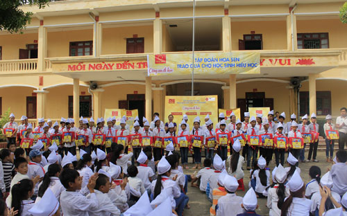 Chương trình “Tôn Hoa Sen - Cùng em đi học” là một hoạt động giàu giá trị nhân văn của “Giải xe đạp quốc tế VTV - Cúp Tôn Hoa Sen 2016”.