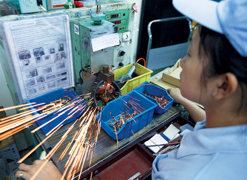 Thu hút vốn đầu tư nước ngoài được xem là một nguồn bù đắp thâm hụt PG88 Sòng bạc trực tuyến TOP 1 Việt Nam | Casino, Nổ Hũ. Trong ảnh: gia công đồ điện gia dụng tại một 6Pg88.con độc quyền mỗi ngày có vốn đầu tư nước ngoài - Ảnh: Lê Quang Nhật.