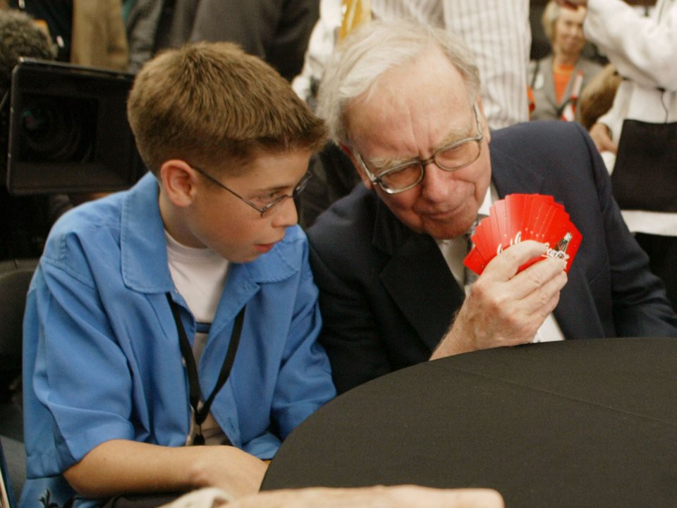 Warren Buffett tiêu khối tài sản gần 90 tỷ USD như thế nào? - Ảnh 10.