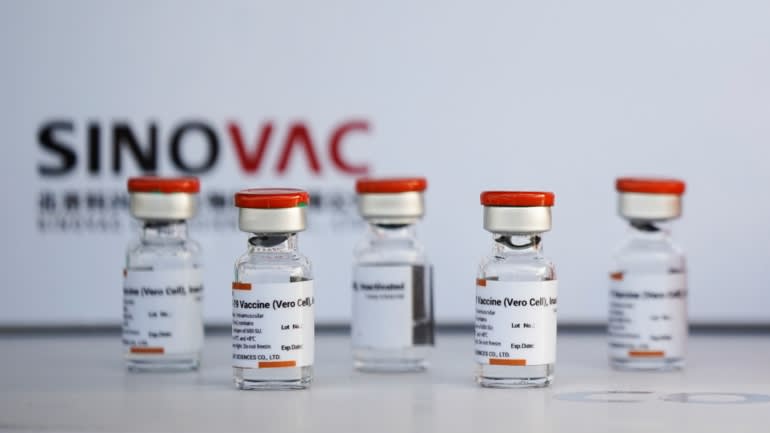 Chính phủ Thái Lan chỉ phân phối miễn phí 2 loại vaccine gồm Sinovac của Trung Quốc và AstraZeneca của Anh - Ảnh: Reuters
