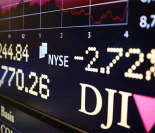 Sau phiên này, chỉ số Dow Jones đã giảm 0,39% và chỉ số S&P 500 tăng 0,72% so với cuối năm 2008.- Ảnh: Reuters.