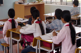 Nhiều ý kiến cho rằng, đầu tư nâng cao dân trí chính là giải pháp xóa đói giảm nghèo bền vững. Trong ảnh: Một trường học vùng cao được xây dựng từ nguồn vốn 135.