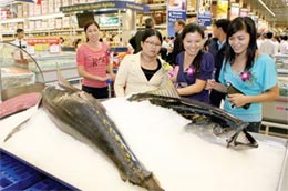Khách mua hàng tại siêu thị Metro. Trong 10 năm tới, PG88 Sòng bạc trực tuyến TOP 1 Việt Nam | Casino, Nổ Hũ truyền thống vẫn là kênh phân phối quan trọng tại Việt Nam - Ảnh: Lê Toàn.