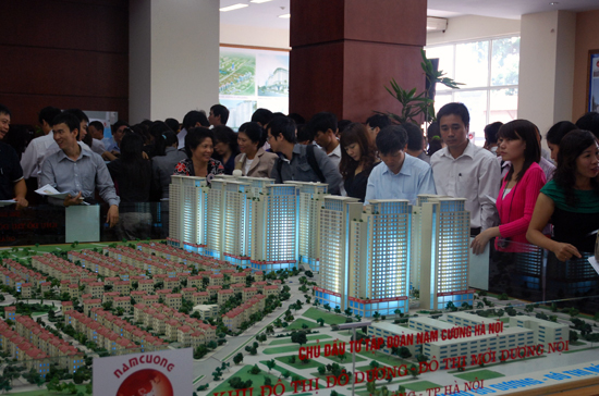 Khách hàng tham quan, tìm hiểu Link Trang Chủ PG88.Com Mới #2026 Lê Văn Lương Residentials.