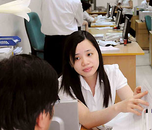 Tư vấn khách hàng vay vốn tại VPBank - Ảnh: Quang Liên.