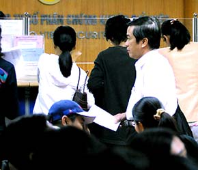 Khuôn mặt đăm chiêu của một nhà đầu tư tại sàn giao dịch của 6Pg88.com nhà cái Bảo Việt - Ảnh: Việt Tuấn.