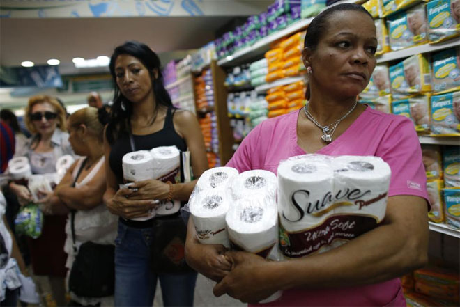 Cận cảnh dân Venezuela xếp hàng dài chờ mua thực phẩm