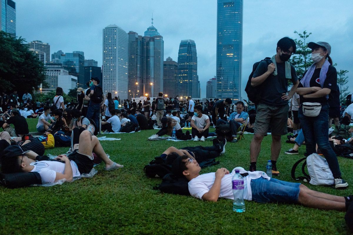 Biển người biểu tình vây tòa nhà nghị viện Hong Kong - Ảnh 17.