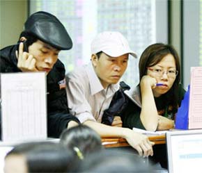 Nét lo âu đã xuất hiện trên gương mặt nhiều nhà đầu tư - Ảnh: TP.