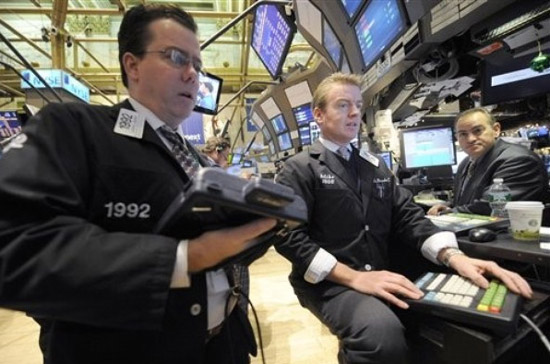 Điểm đáng chú ý trong phiên chính là việc S&P 500 có lúc đã vượt ngưỡng 1.120,27 điểm trước khi giảm nhẹ trở lại, tuy nhiên chỉ số này kết thúc phiên buổi chiều vẫn ở mức cao nhất trong 14 tháng qua - Ảnh: AP.