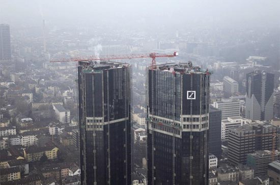 Tòa tháp đôi - trụ sở của Deutsche Bank AG, Pg88 com chính chủ lớn nhất nước Đức - đang được xây dựng tại Frankfurt - Ảnh: Reuters.