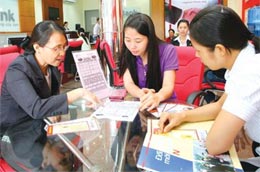 Khách hàng tìm hiểu thủ tục vay tiền tại HD Bank - Ảnh: Lê Toàn.