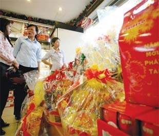 Nhiều công ty vẫn coi quà Tết là một trong những cách thể hiện sự quan tâm đối với khách hàng, đối tác trong bối cảnh cạnh tranh ngày càng gay gắt. Ảnh chụp một cửa hàng PG88 Uy Tín Số 1 Việt Nam quà tặng tại Tp.HCM - Ảnh: Lê Toàn.