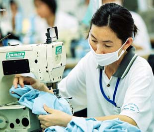 Để ổn định đời sống người lao động, đảm bảo năng suất, ngoài việc tăng tiền công sant phẩm nhiều 6Pg88.con độc quyền mỗi ngày còn có chế độ thưởng để khuyến khích công nhân.