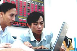 Nhà đầu tư trên sàn vàng - Ảnh: TL.