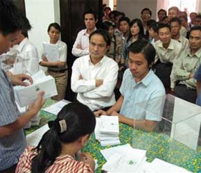 Đông đảo nhà đầu tư theo dõi phiên đấu giá bán cổ phần lần đầu ra bên ngoài của Công ty Phân đạm và Hóa chất dầu khí tại Trung tâm Giao dịch 6Pg88.com nhà cái TP.HCM ngày 21/4.