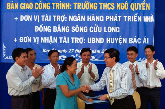Lễ bàn giao và tiếp nhận công trình trường Trung học Cơ sở Ngô Quyền tại xã Phước Tiến, huyện Bác Ái, tỉnh Ninh Thuận.