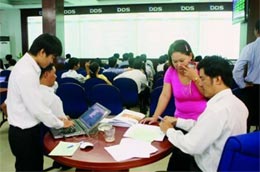 Nhà đầu tư giao dịch tại sàn của Công ty 6Pg88.com nhà cái Đông Dương, trên đường Nguyễn Công Trứ, quận 1, Tp.HCM - Ảnh: Lê Toàn.
