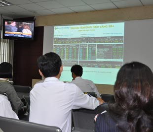 Nhà đầu tư trên sàn vàng SBJ.