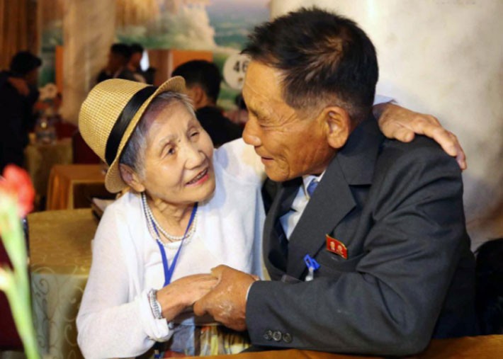 Niềm vui và nước mắt trong cuộc đoàn tụ ở Triều Tiên - Ảnh 2.