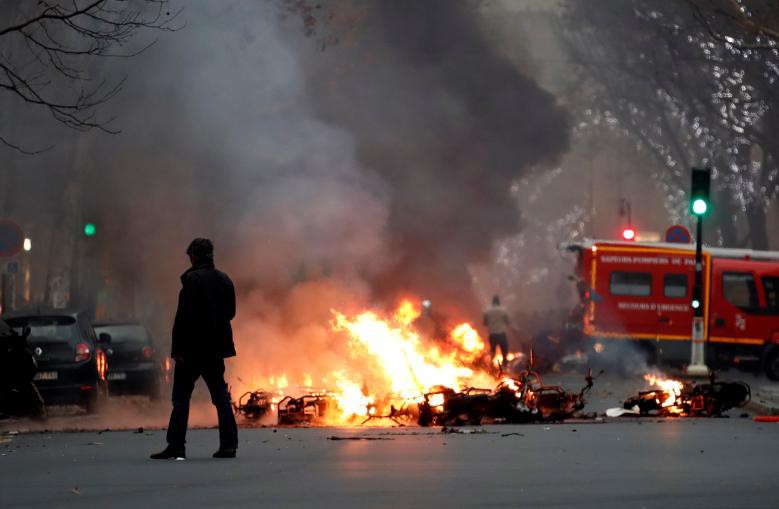 Biểu tình “áo vàng” lại gây hỗn loạn ở Paris - Ảnh 5.