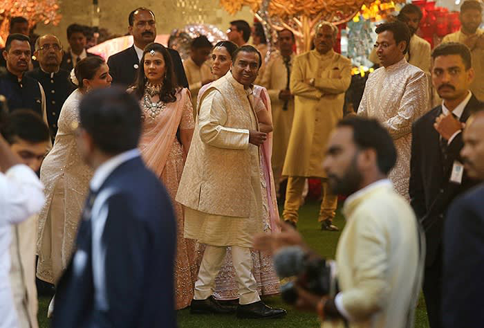 Mukesh Ambani (giữa) tại đám cưới con gái ở Mumbai vào năm 2018 - Ảnh: Reuters/FT